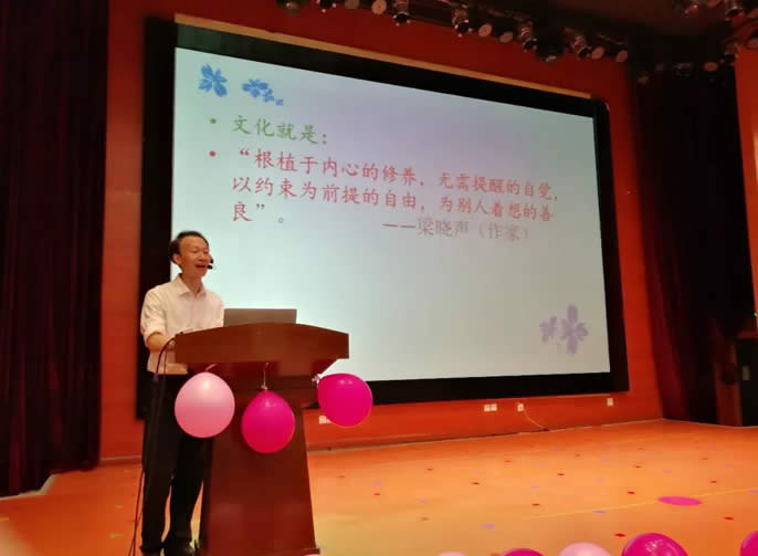 【漢源東辰】語(yǔ)文教育的守望者 ──記綿陽(yáng)東辰國際學(xué)校葉潤友先生