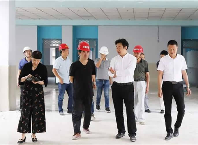 【達州東辰】達州東辰賈磊校長(cháng)帶行政對校舍工程進(jìn)行初驗收