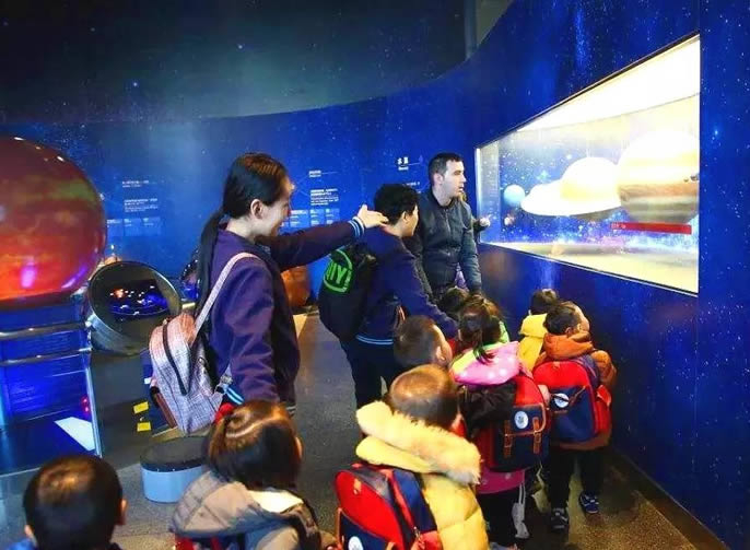 【聚星東辰】綿陽(yáng)東辰聚星國際學(xué)?；谖磥?lái)學(xué)校的3.0版創(chuàng  )建生態(tài)智慧學(xué)府，預見(jiàn)未來(lái)學(xué)校的十三種生態(tài)場(chǎng)景