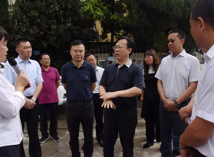 【漢源東辰】雅安市委副書(shū)記、市長(cháng)鄒瑾來(lái)我縣看望慰問(wèn)教師