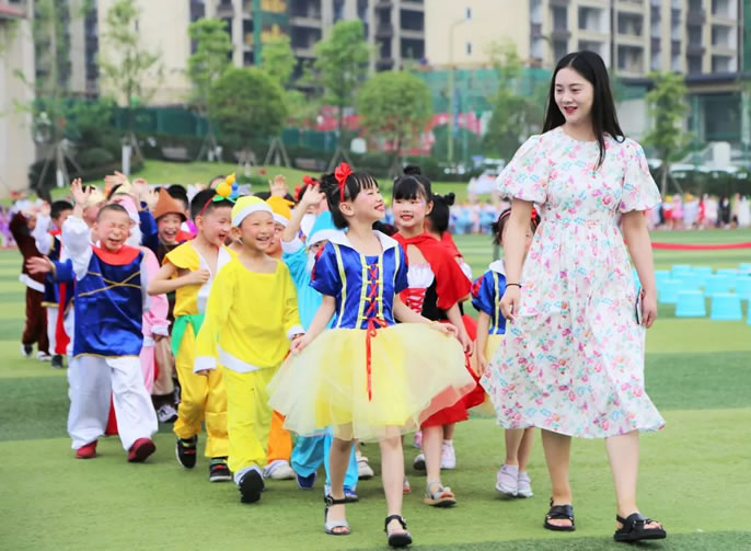 在東辰，做一個(gè)快樂(lè )的小孩 | 東辰教育祝大家六一快樂(lè )！