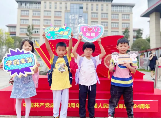 開(kāi)學(xué)季，來(lái)啦！快來(lái)看看可愛(ài)青春的東辰萌新們~